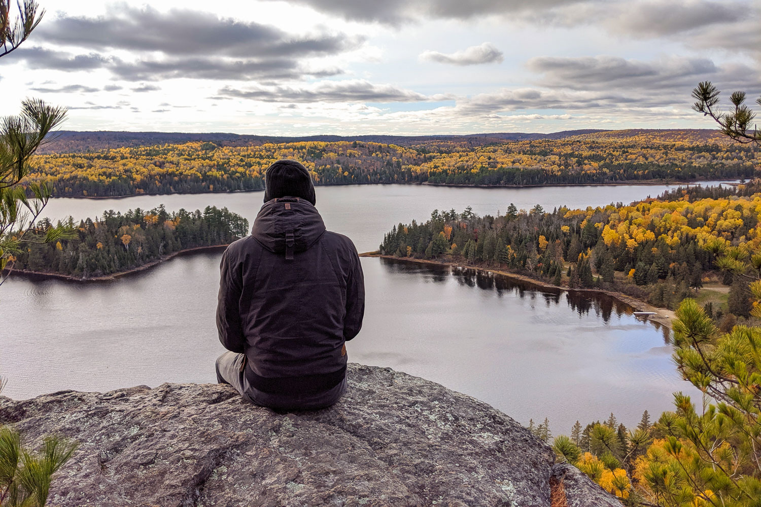 Der Regen hat sich im Laufe der Zeit aber glücklicherweise verzogen, sodass wir mit einem wahnsinnig schönen Blick über den Algonquin Provincial Park belohnt wurden. Bildnachweis: Nico Geisler/TU Braunschweig