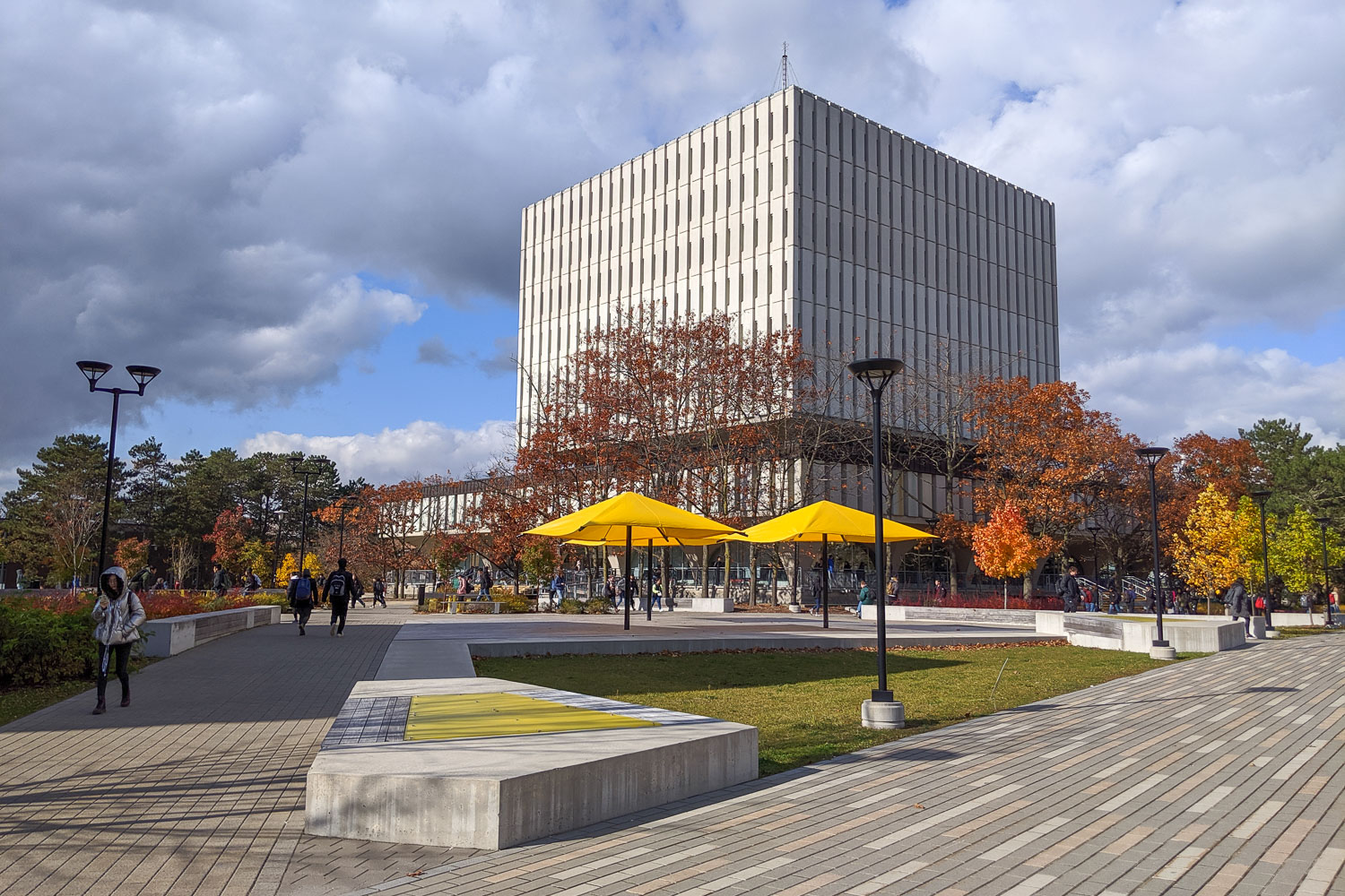 Die Dana Porter Library, eine der beiden Hauptbibliotheken der University of Waterloo. Hier kann auf einer der zehn Etagen in Ruhe für Klausuren gelernt oder in einem der vielen Gruppenräume auch etwas lautstärker über Präsentationen oder Assignments diskutiert werden. Bildnachweis: Nico Geisler/TU Braunschweig