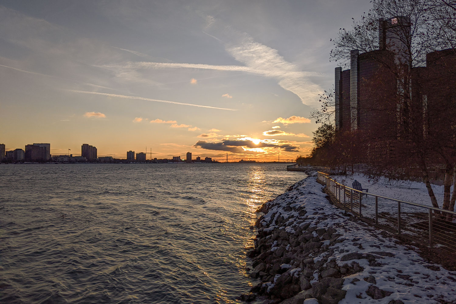 Sonnenuntergang zwischen Kanada und den USA. Als Silhouette ist noch die Ambassador Bridge erkennbar, die die beiden Länder miteinander verbindet. Außerdem ist auf der rechten Seite noch das Hauptquartier der General Motors Company zu sehen, die Detroit neben Ford und Chrysler einst die Spitznamen „Motor City“ oder „Motown“ verschaffte. Bildnachweis: Nico Geisler/TU Braunschweig