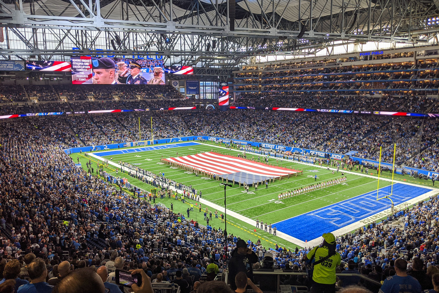 Die Eröffnung des NFL Footballspiels der Detroit Lions gegen die Dallas Cowboys. Amerikanisch-patriotisch wurde natürlich die Nationalhymne gesungen und die Nationalflagge von US-Soldaten auf dem Spielfeld aufgespannt. Die Stimmung im Stadion war toll und der Besuch des Spiels definitiv eines meiner persönlichen Highlights. Bildnachweis: Nico Geisler/TU Braunschweig