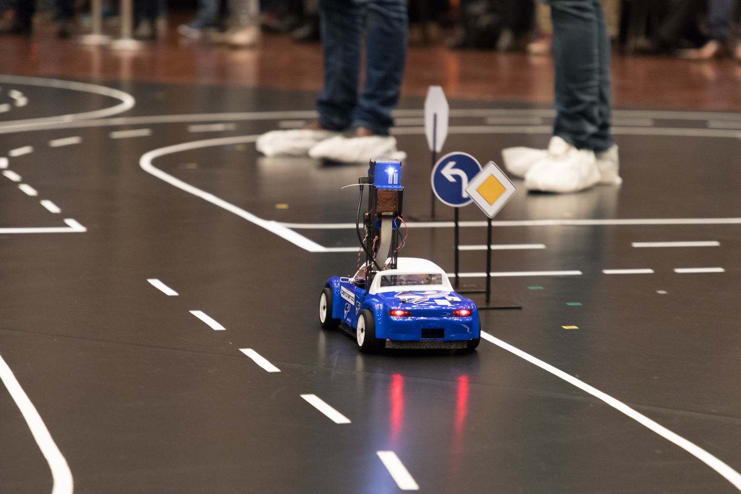 Modellfahrzeug auf der Strecke des Carolo-Cups der TU Braunschweig