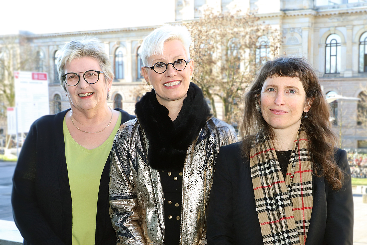 Drei Präsidentinnen: Prof. Rosemarie Karger, Prof. Anke Kaysser-Pyzalla und Vanessa Ohrlraun stehen vor dem Hintergrund des Altgebäudes der TU Braunschweig