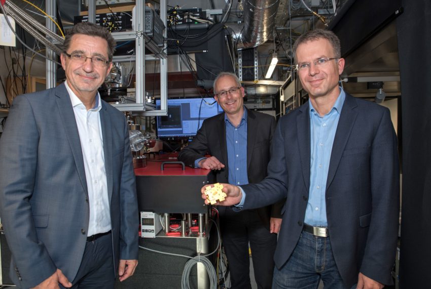 The three spokespersons of the Quantum Valley Lower Saxony in a research laboratory where quantum computers are to be realized.