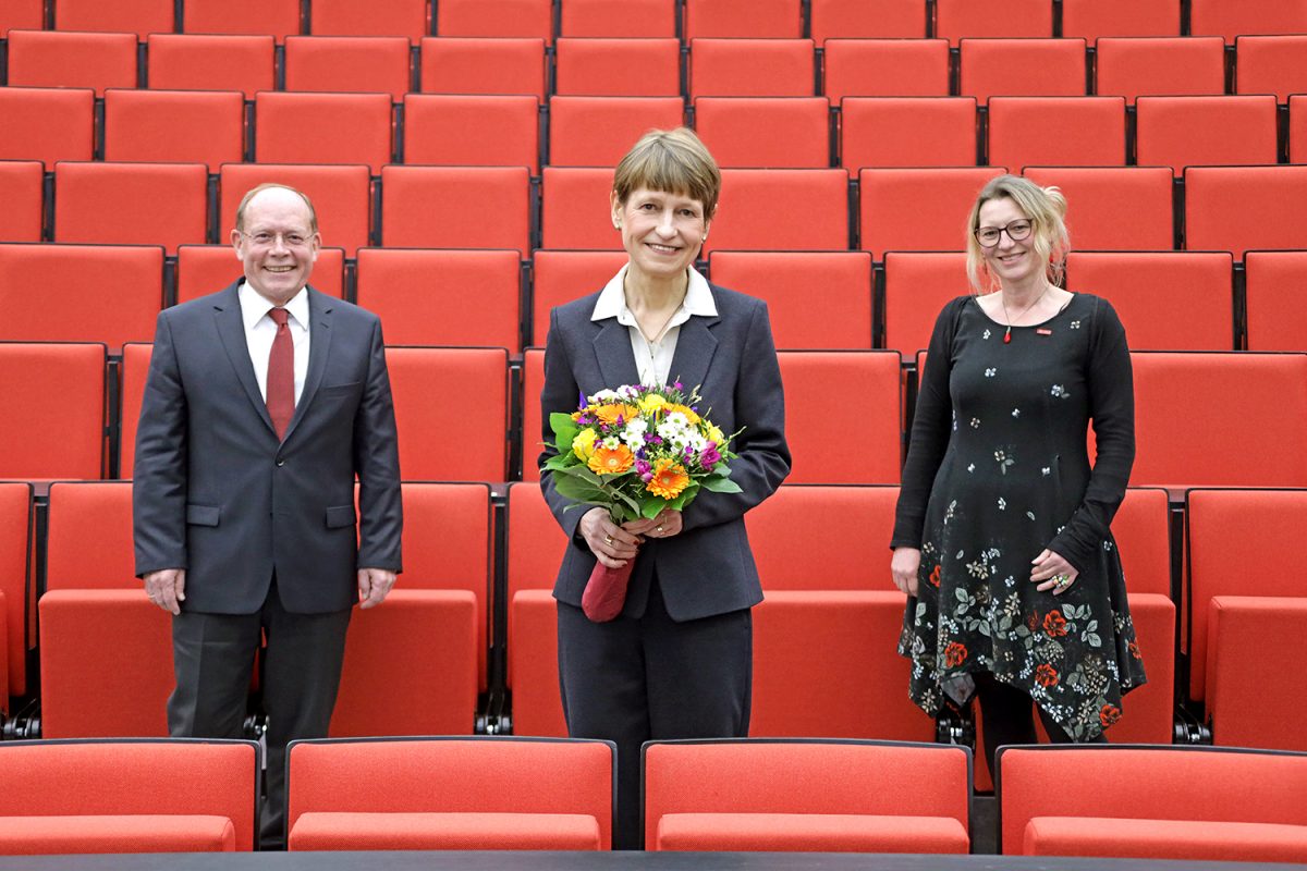 Prof. Hagebölling und Prof. Koch gratulieren Prof Ittel zur Wahl - mit Abstand.