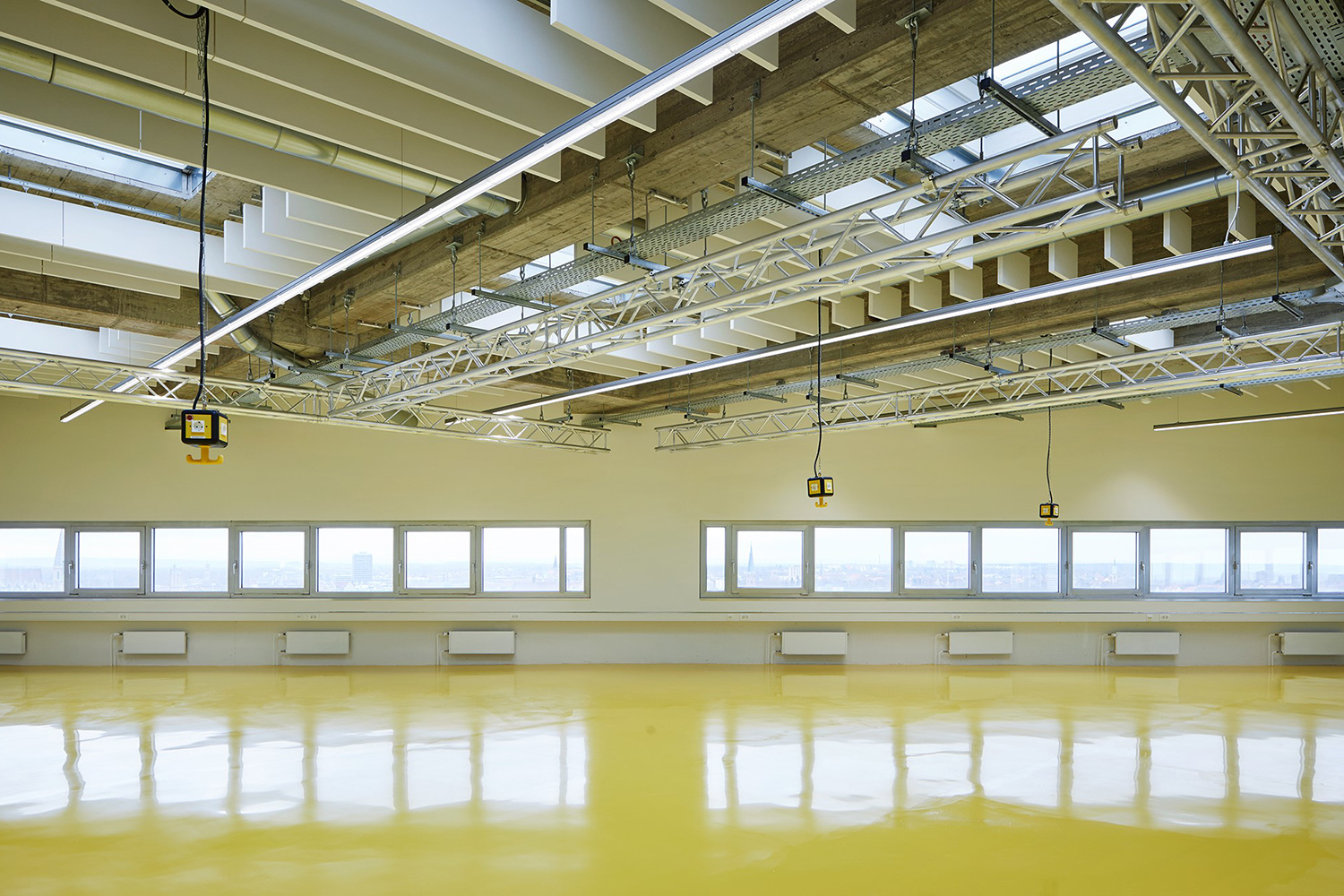 Striking: The bright yellow floor creates a feeling of energy and light in the ISU Space Lab. Photo credit: (c) Noshe