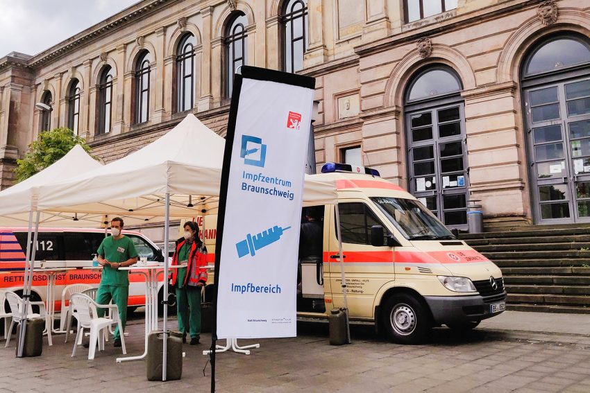 Am Donnerstag, 16. September, steht ein mobiles Impfteam des Impfzentrums Braunschweig zum letzten Mal vor dem Altgebäude der TU Braunschweig. Bildnachweis: Markus Hörster/TU Braunschweig