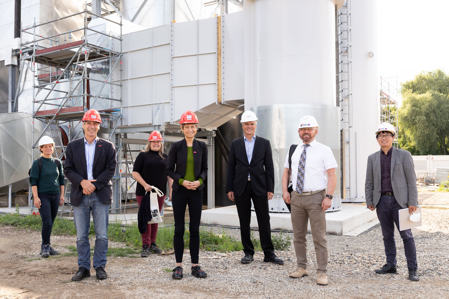 Auf der Baustelle des "ZeBra": (v. l.) Doris Robert (GB 3), Dekan Prof. Wolfgang Durner, Ina Müller (Geschäftsführerin Fakultät III), TU-Präsidentin Prof. Angela Ittel, Prof. Jochen Zehfuß (iBMB), Prof. Bohumil Kasal (iBMB) und Prof. Libo Yan (iBMB). Bildnachweis: Markus Hörster/TU Braunschweig