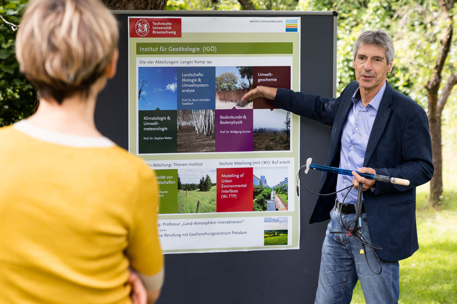 Professor Wolfgang Durner stellte mir seine Abteilung "Bodenkunde & Bodenphysik" im Institut für Geoökologie (IGÖ) vor. Bildnachweis: Markus Hörster/TU Braunschweig