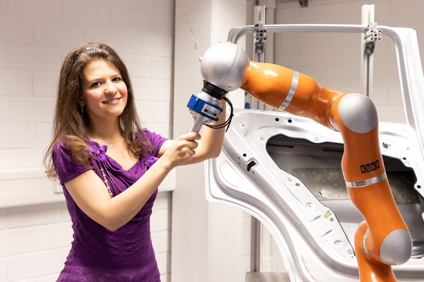 „Robotik-Talent“ Dr. Rania Rayyes hat sich in ihrer Doktorarbeit mit der Entwicklung neuer KI-Methoden und Lernarchitekturen für Entwicklungsroboter befasst, mit denen die Roboter durch ihre „Neugier“ gesteuert lernen können. Bildnachweis: Markus Hörster/TU Braunschweig