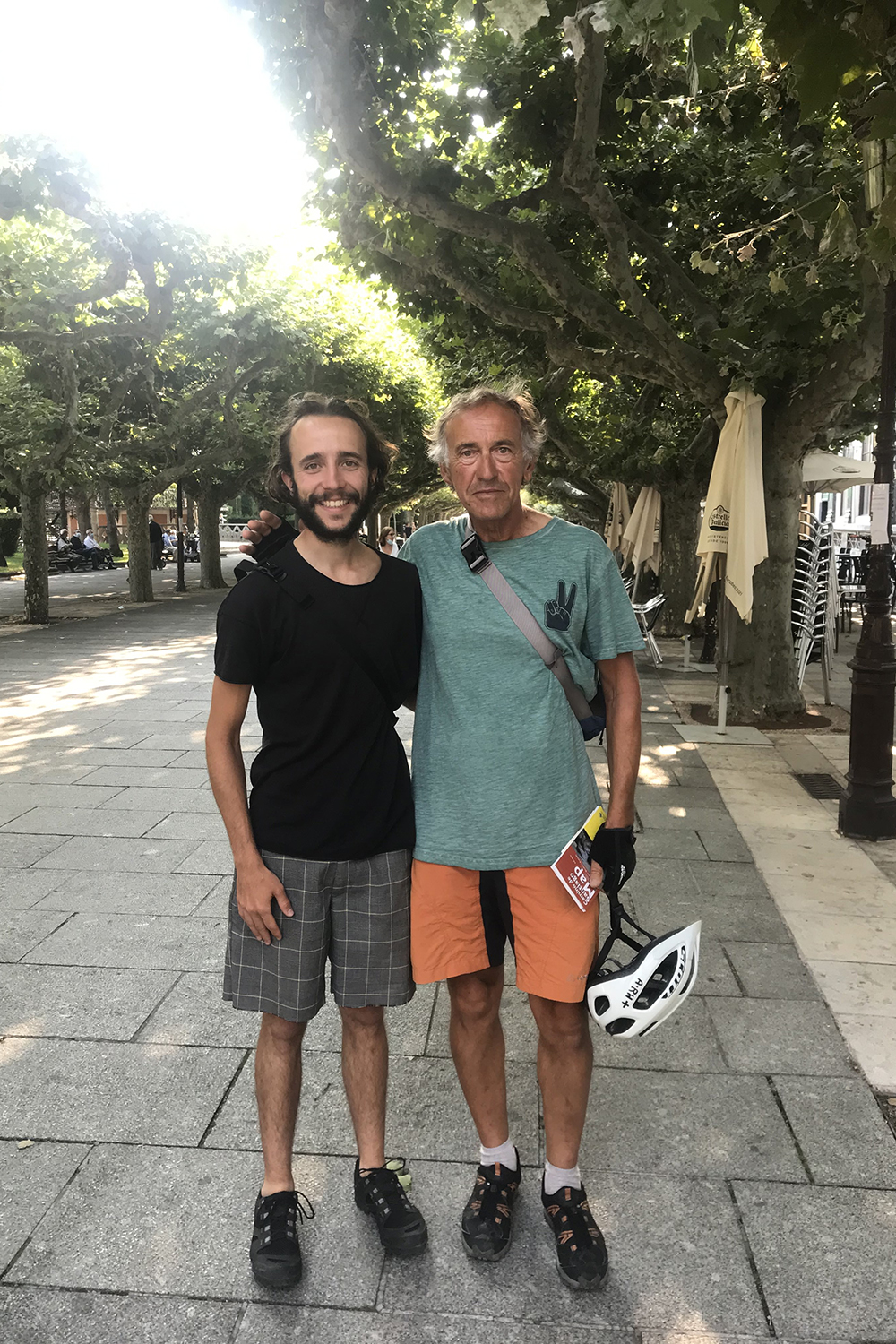 Moses Köhler standing side by side with his travel companion Ricardo.