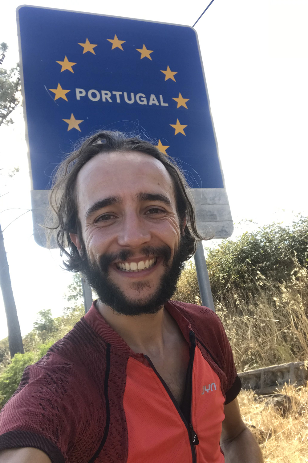 Selfie von Moses Köhler vor dem Schild der portugiesischen Landesgrenze.