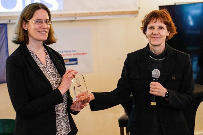 Dr. Esther Wenzel (links) vom Abcalis-Team nahm am Mittwoch, 30. März 2022, in Brüssel den ECEAE-Preis für tierversuchsfreie Antikörper von Dr. Corina Gericke aus dem Vorstand der ECEAE entgegen. Bildnachweis: Joffrey Legon