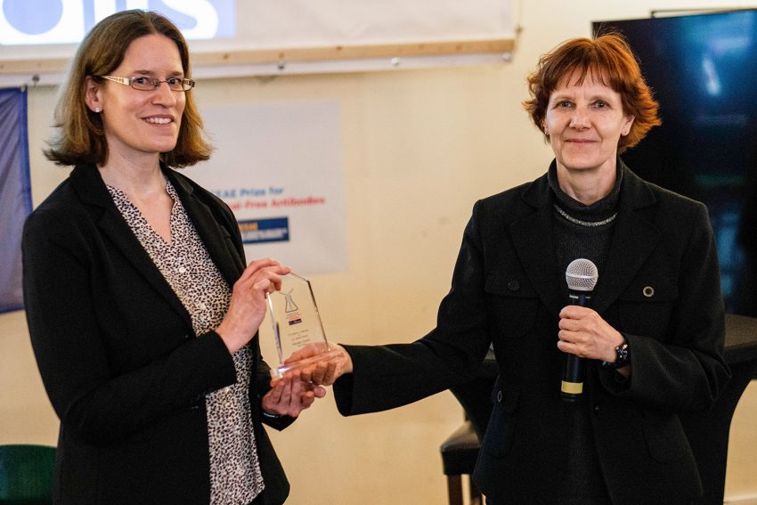 Dr. Esther Wenzel (links) vom Abcalis-Team nahm am Mittwoch, 30. März 2022, in Brüssel den ECEAE-Preis für tierversuchsfreie Antikörper von Dr. Corina Gericke aus dem Vorstand der ECEAE entgegen. Bildnachweis: Joffrey Legon 