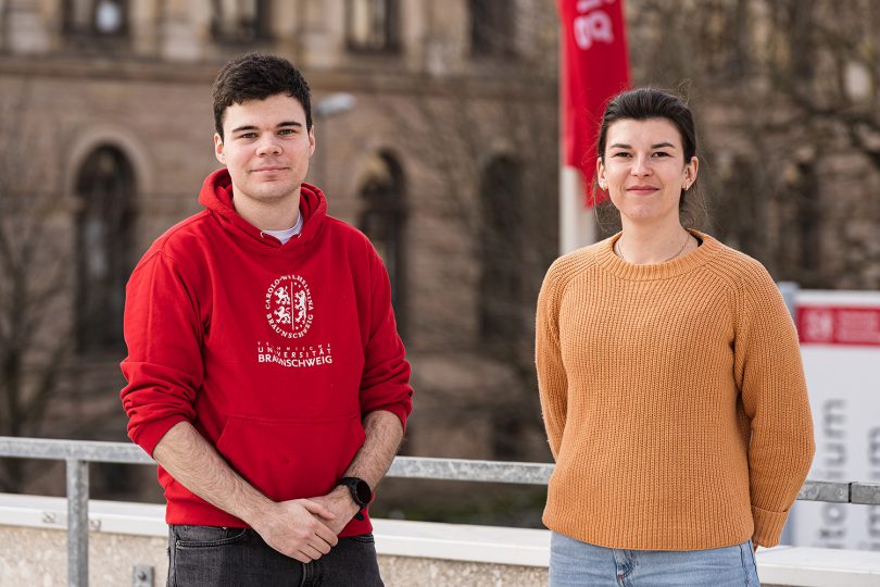 TU-Student Ihor Filatov und TU-Doktorandin Irina Ihnatenko stehen vor dem Altgebäude der TU Braunschweig.