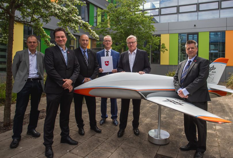 After the handover of the grant for the "Flybots" project: (from left) Prof. Dr Achim Enders (Institute for Electromagnetic Compatibility, EMC, TU Braunschweig), Prof. Dr.-Ing. Jens Friedrichs (Institute of Jet Propulsion and Turbomachinery, IFAS, TU Braunschweig), Prof. Dr.-Ing. Ing. Stefan Levedag (Institute of Flight Systems, DLR), Dr.-Ing. Helmut Többen (Institute of Flight Guidance, DLR), Lower Saxony's Minister of Economic Affairs Dr. Bernd Althusmann and Prof. Dr.-Ing. Peter Hecker (Institute of Flight Guidance, IFF, TU Braunschweig). Photo credits: Max Fuhrmann/TU Braunschweig