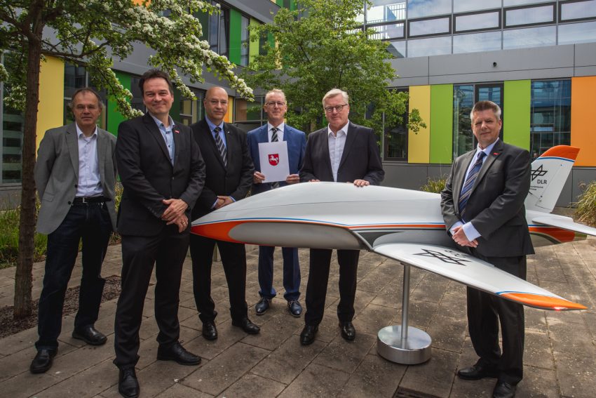After the handover of the grant for the "Flybots" project: (from left) Prof. Dr Achim Enders (Institute for Electromagnetic Compatibility, EMC, TU Braunschweig), Prof. Dr.-Ing. Jens Friedrichs (Institute of Jet Propulsion and Turbomachinery, IFAS, TU Braunschweig), Prof. Dr.-Ing. Ing. Stefan Levedag (Institute of Flight Systems, DLR), Dr.-Ing. Helmut Többen (Institute of Flight Guidance, DLR), Lower Saxony's Minister of Economic Affairs Dr. Bernd Althusmann and Prof. Dr.-Ing. Peter Hecker (Institute of Flight Guidance, IFF, TU Braunschweig). Photo credits: Max Fuhrmann/TU Braunschweig