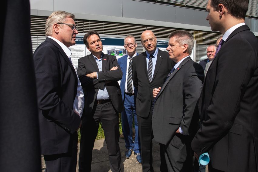 Lower Saxony's Minister of Economic Affairs Dr Bernd Althusmann (left) in conversation with Prof. Dr.-Ing. Peter Hecker (5th from left) from the Institute of Flight Guidance (IFF) at TU Braunschweig after receiving the grant for the "Flybots" project. Photo credits: Max Fuhrmann/TU Braunschweig