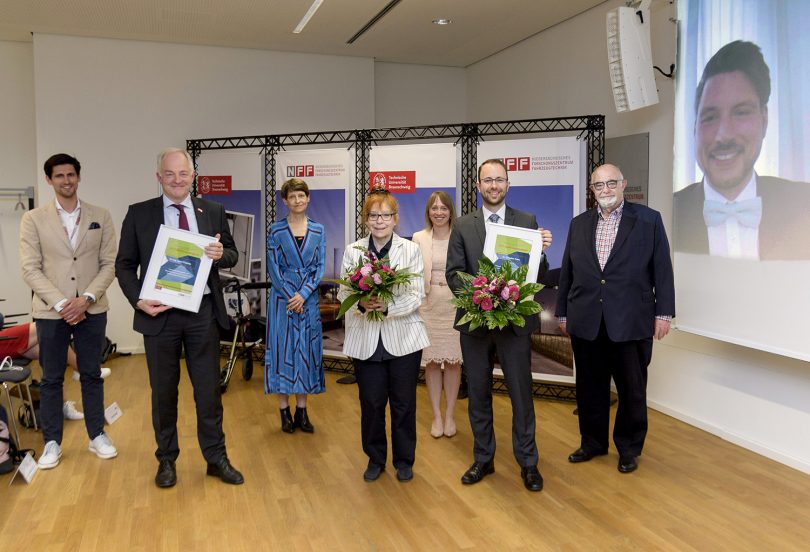 (from left) Dr.-Ing. Adrian Sonka (Managing Director NFF), Prof. Dr.-Ing. Arno Kwade (laudator and doctoral supervisor of Dr. Linus Froböse, Institute oforParticle Technology), TU President Prof. Dr. Angela Ittel, Ulrike Hanshold-Kunerth (donor of the doctoral award), Dr. Kerstin Schmidt (laudator on behalf of Prof. Spengler, academic councillor at the Institute of Automotive Management and Industrial Production), Dr. Christian Thies (award winner), Dr.-Ing. Ing. Volker Hanshold (donor of the doctoral award) and on the screen Dr.-Ing. Linus Froböse (award winner). Photo credit: Isabell Massel/NFF