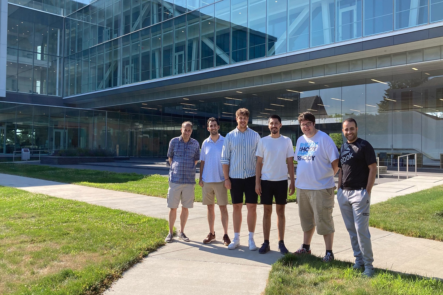 Gruppenbild mit Alexander Barke (Dritter von links), seinem Betreuer Prof. Manbir Sodhi (links) sowie einigen Masterstudierenden.