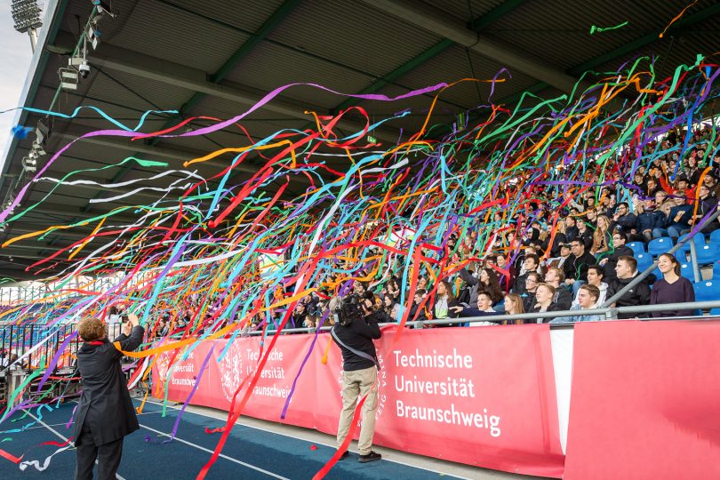 Höhepunkt der Erstsemesterbegrüßung 2022: Bei der Stadionchoreographie wurde es dank unzähliger Luftschlangen bunt auf den Rängen. Bildnachweis: Max Fuhrmann/TU Braunschweig