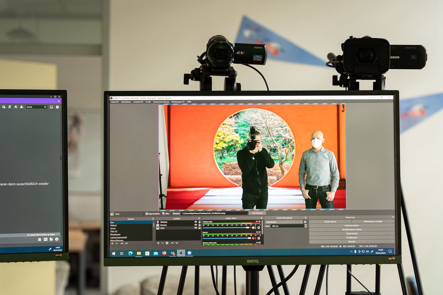 Die Lehrenden können sich mit Hilfe von zwei Kameras in virtuelle Räume begeben. Bildnachweis: Markus Hörster/TU Braunschweig