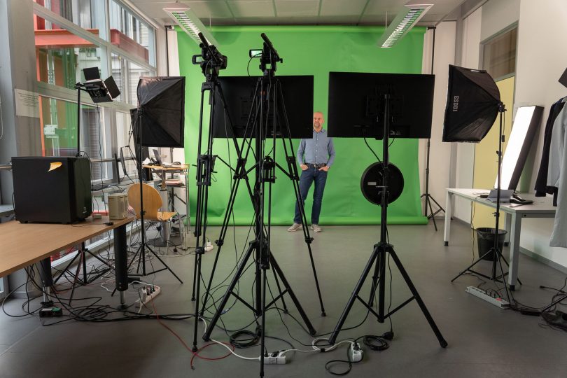 Ein Anblick fast wie beim Fernsehen: Monitore, Kameras, Licht und ein Greenscreen. Für einen Livestream ist einiges an Technik nötig. Bildnachweis: Markus Hörster