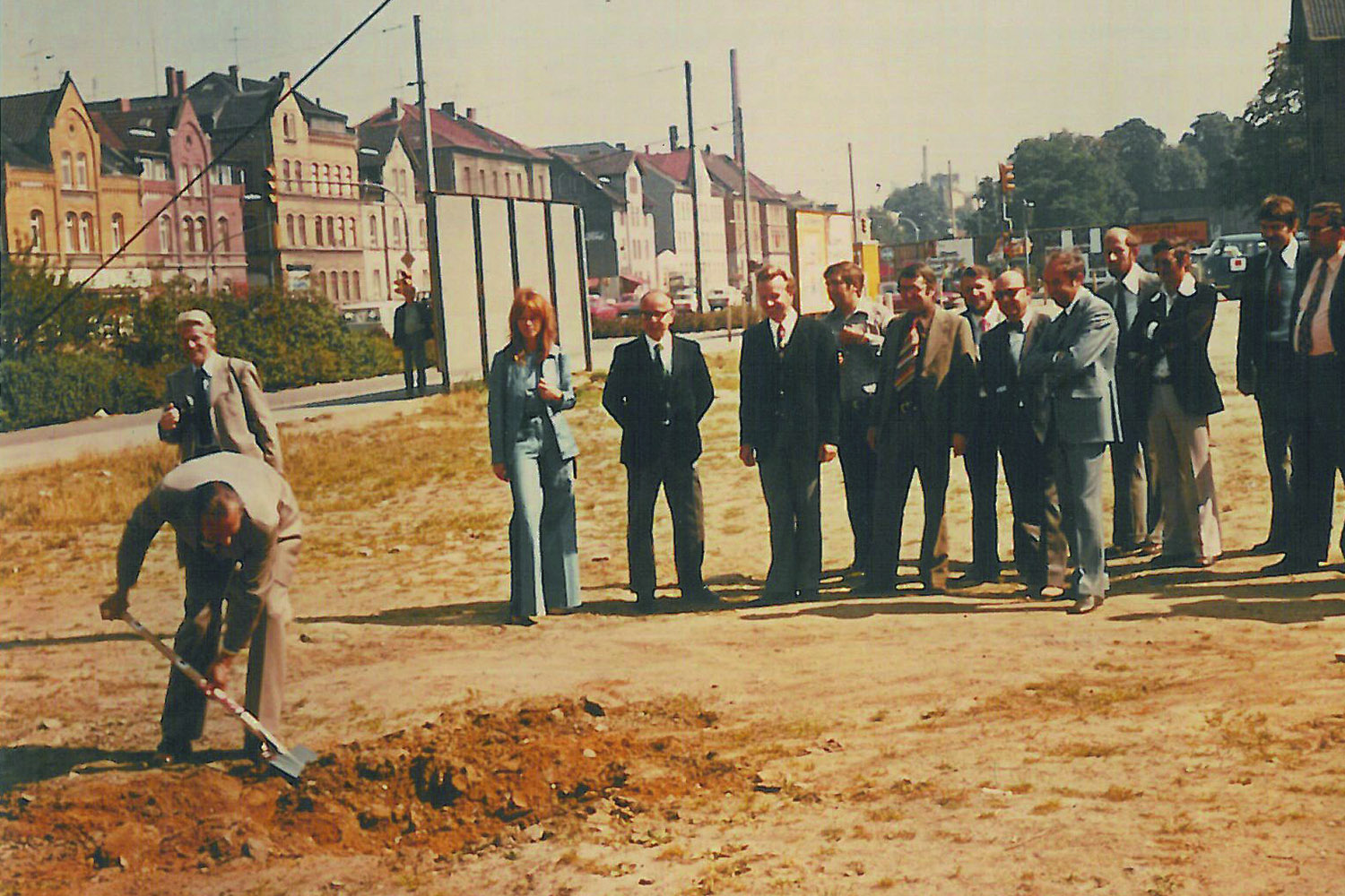 1975 beim ersten Spatenstich für das Wohnheim APM, besser bekannt als "Affenfelsen". Bildnachweis: Studentenwerk OstNiedersachsen