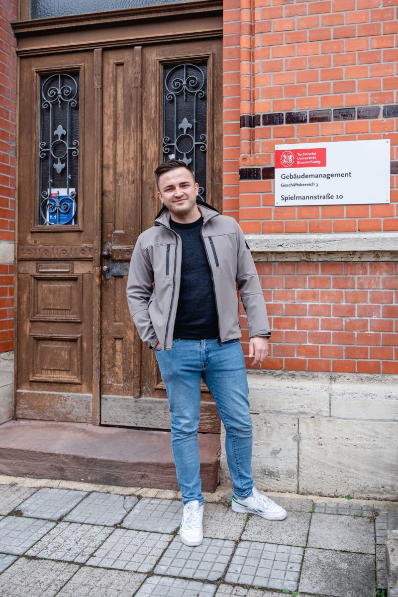 Artur Atamantschuk stands in front of the entrance door to department 3.