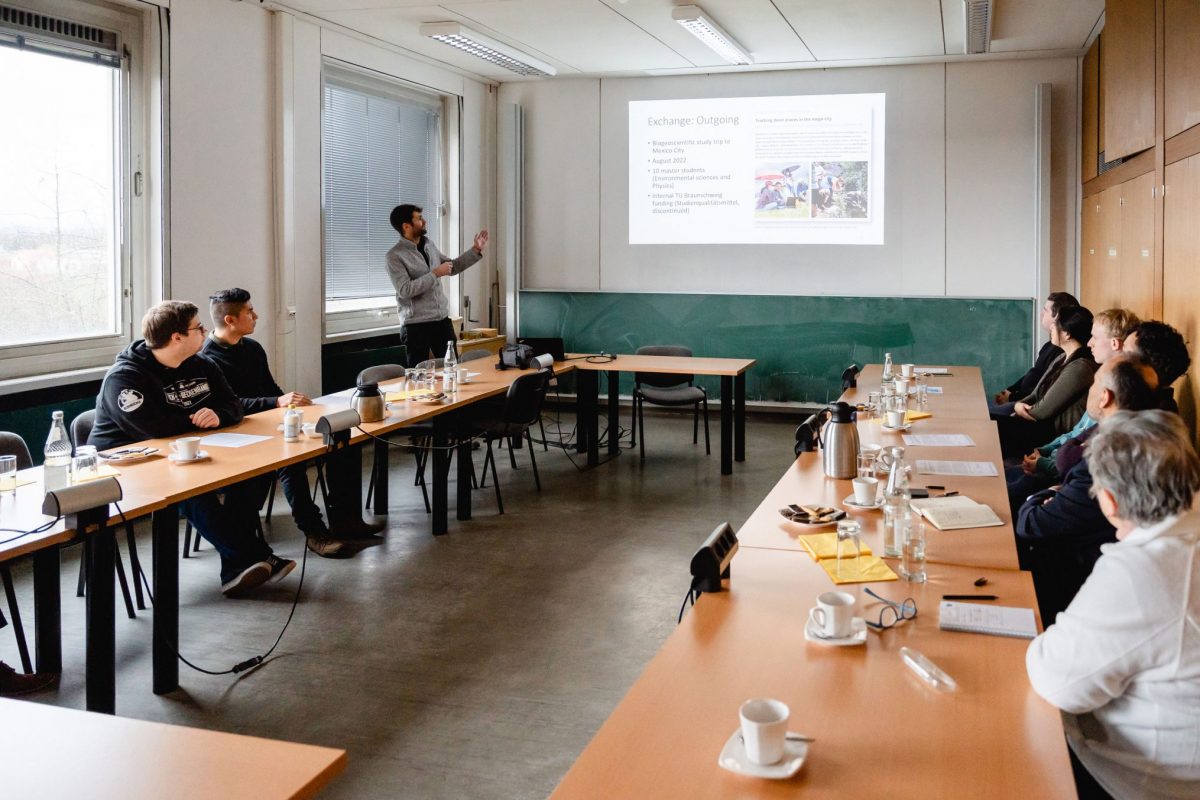 Prof. Matthias Bücker zeigt eine Präsentation in einem Seminarraum im Insitut.