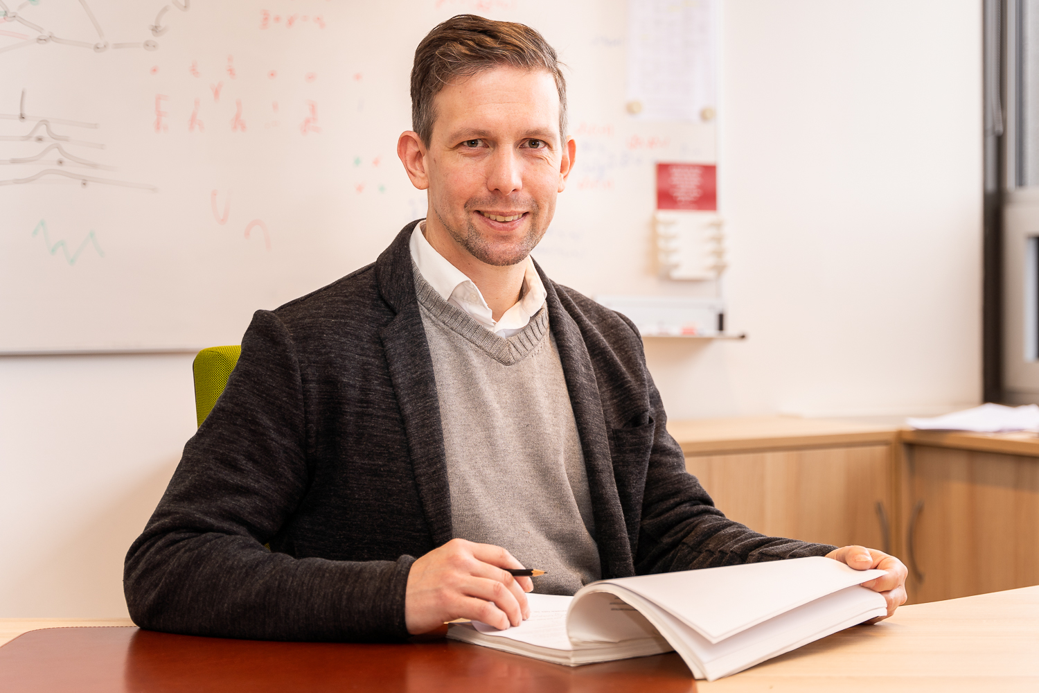 Professor Christian Kirches vom Institut für Mathematische Optimierung der Technischen Universität Braunschweig erhält einen mit knapp 2 Millionen Euro dotierten ERC Consolidator Grant, eine der höchsten Auszeichnungen für Wissenschaftler*innen in Europa. Bildnachweis: Markus Hörster/TU Braunschweig