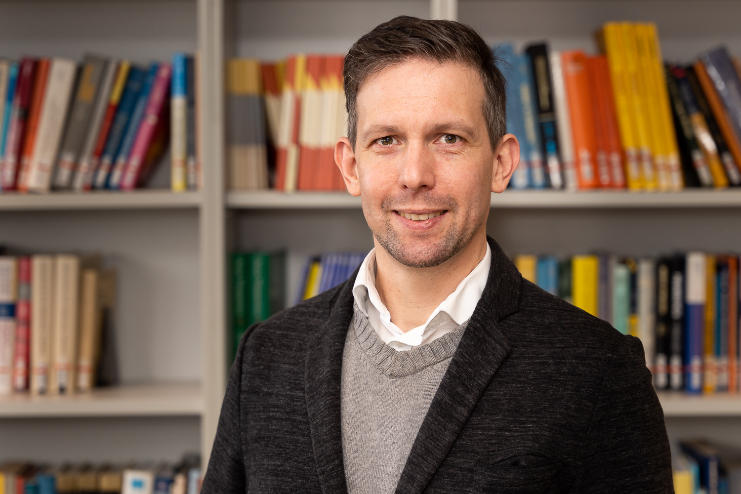 Professor Christian Kirches vom Institut für Mathematische Optimierung der Technischen Universität Braunschweig erhält einen mit knapp 2 Millionen Euro dotierten ERC Consolidator Grant, eine der höchsten Auszeichnungen für Wissenschaftler*innen in Europa. Bildnachweis: Markus Hörster/TU Braunschweig