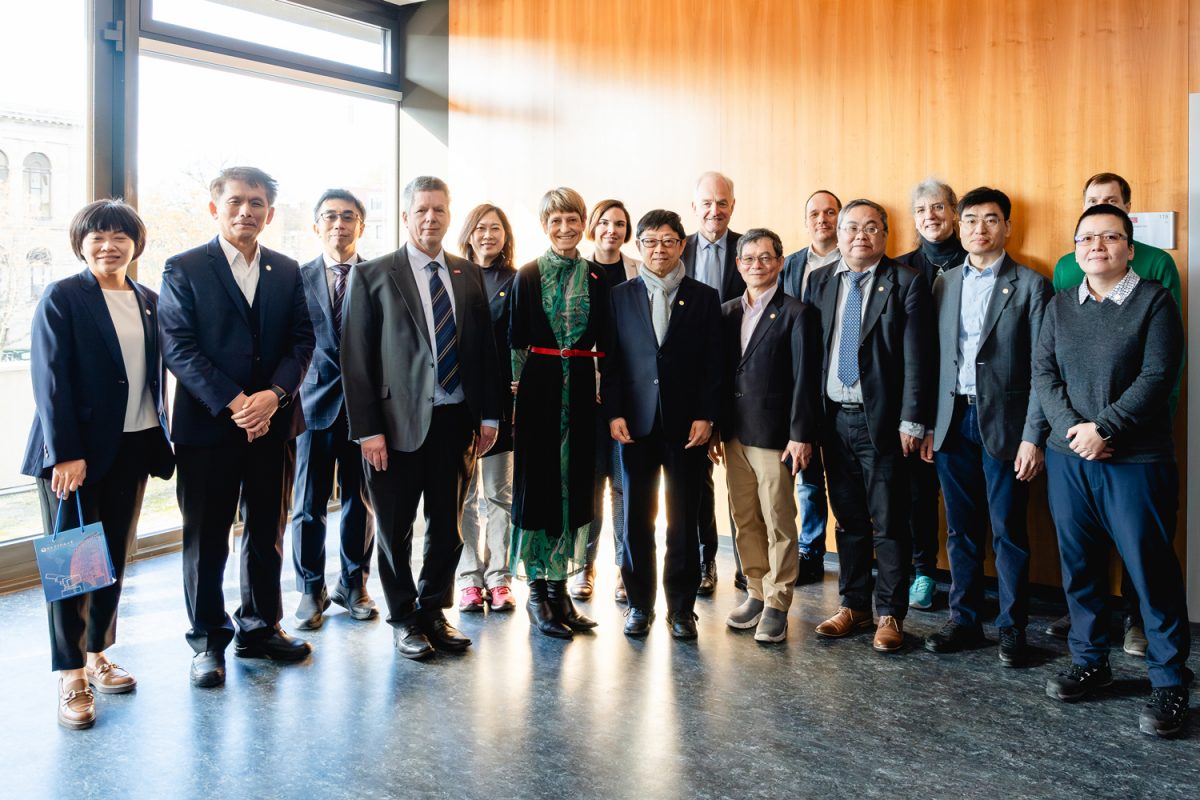 Gruppenfoto der Delegation des Taiwan Tech mit Vertreter*innen der TU Braunschweig.