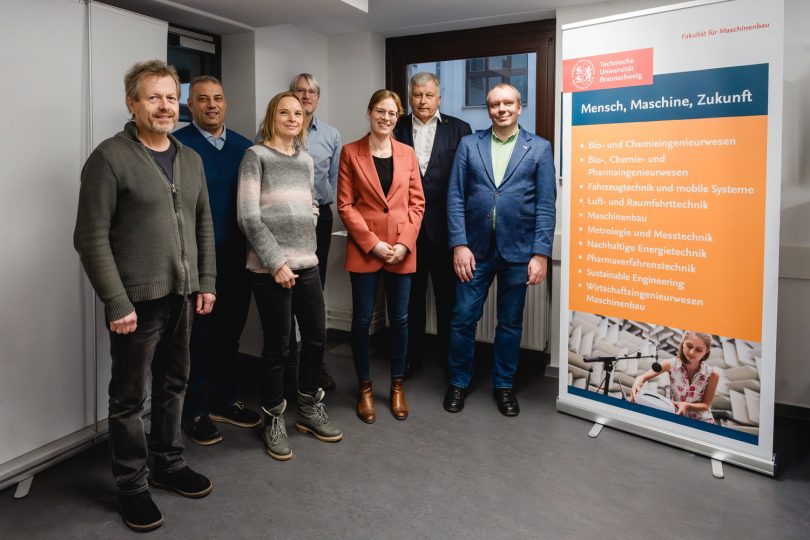 V.l: Prof. Andreas Dietzel (Leiter des Instituts für Mikrotechnik), Francesco Ducatelli (Leiter des Mobilitätsbüros im International House), Anne-Kathrin Kaiser (Mitarbeiterin im Mobilitätsbüro), Hendrik Fischer (Studiengangskoordinator an der Fakultät für Maschinenbau), Ann-Kathrin Klein (wissenschaftliche Mitarbeiterin am Institut für Mikrotechnik) sowie Prof. Vytautas Bučinskas und Assoc. Prof. Andrius Dzedzickis vom Vilnius Tech. Bildnachweis: Simone Fürst/TU Braunschweig