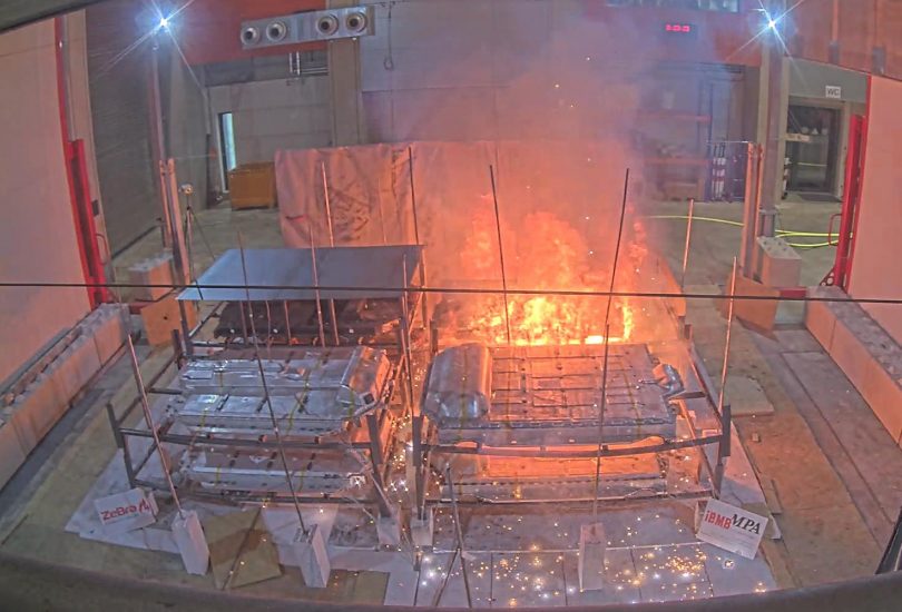 Großversuch im Zentrum für Brandforschung der TU Braunschweig: Wie schnell breitet sich ein Brand von dicht gelagerten Antriebsbatterien mit Lithium-Ionen-Technologie aus? Bildnachweis: