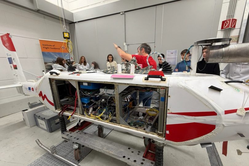 Dr. Falk Pätzold vom Institut für Flugführung erläutert die Funktionen der Hubschrauberschleppsonde HELiPOD der TU Braunschweig. Bildnachweis: IFF/TU Braunschweig