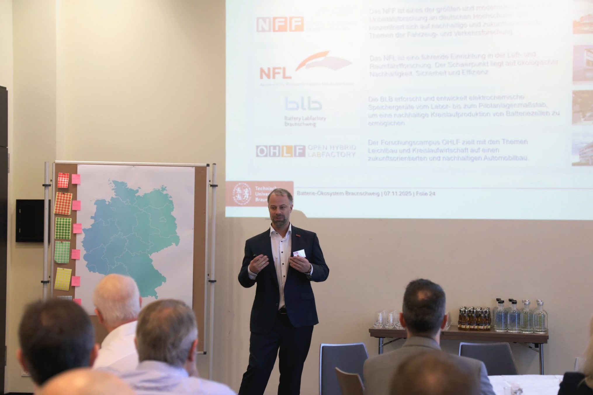 Professor Sven Hartwig stellt den Forschungsschwerpunkt Mobilität mit den Forschungszentren der TU Braunschweig vor. Credits: TU Braunschweig/ BLB